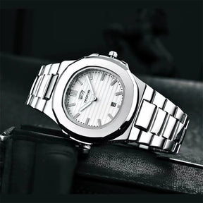 Relógio masculino aço inoxidável com mostrador branco e pulseira prateada.