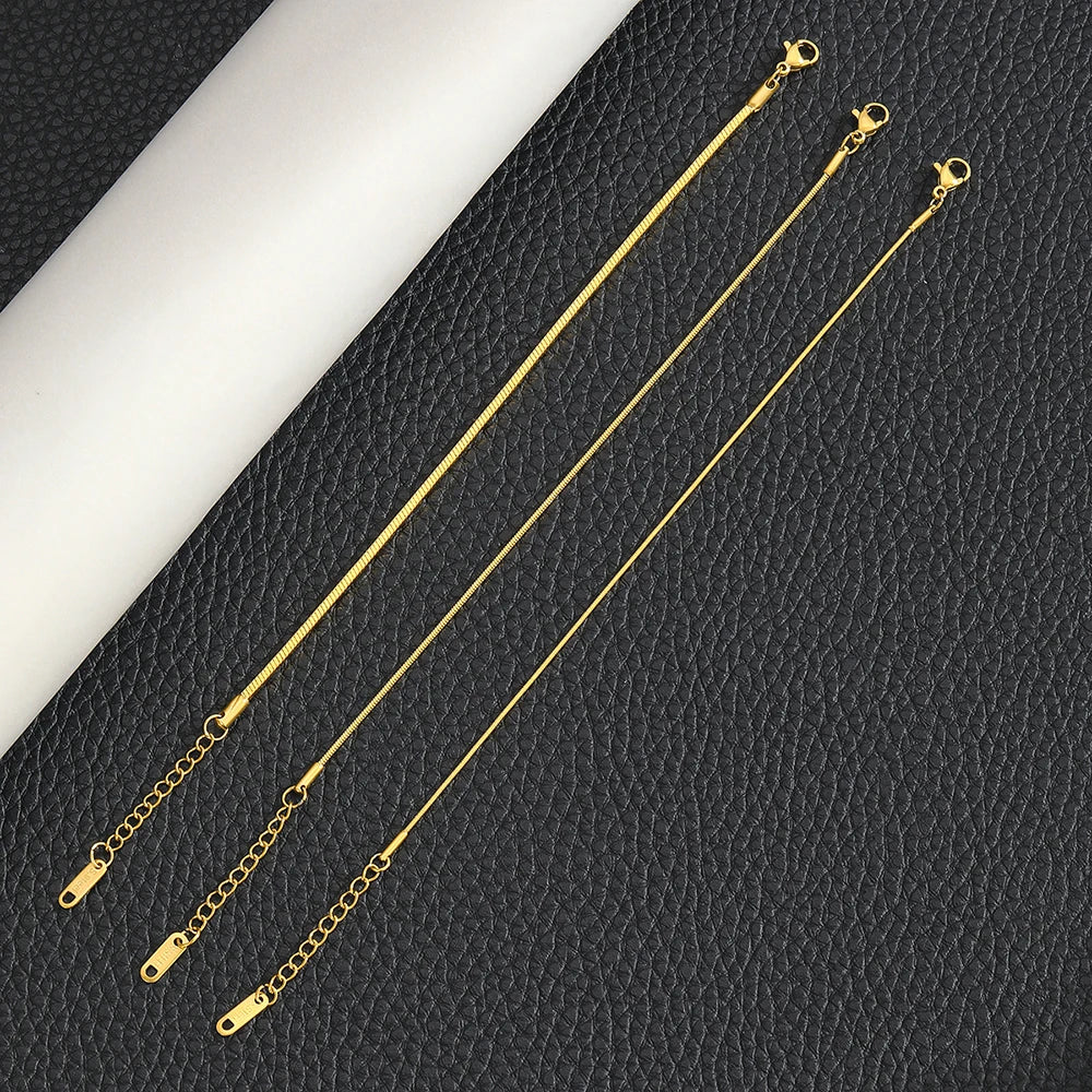 Pulseira dourada minimalista em aço inox com corrente snake bone