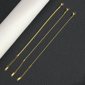 Pulseira dourada minimalista em aço inox com corrente snake bone