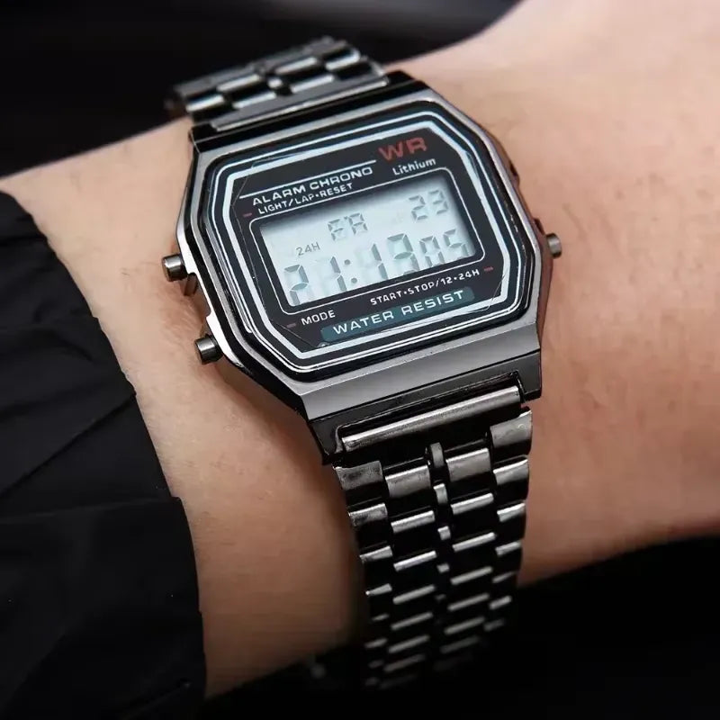 Relógio Clássico preto com pulseira de aço inoxidável e display LED.