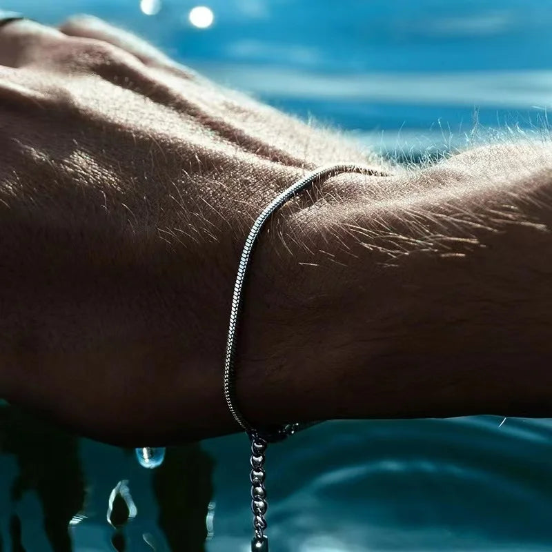 Pulseira prateada em aço inox com design snake bone unissex
