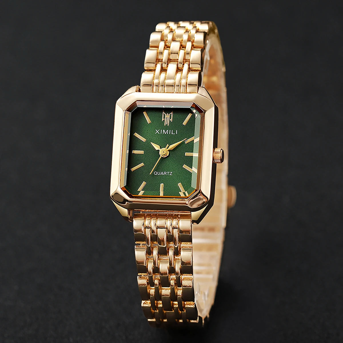 Relógio feminino verde dourado com pulseira elegante no pulso
