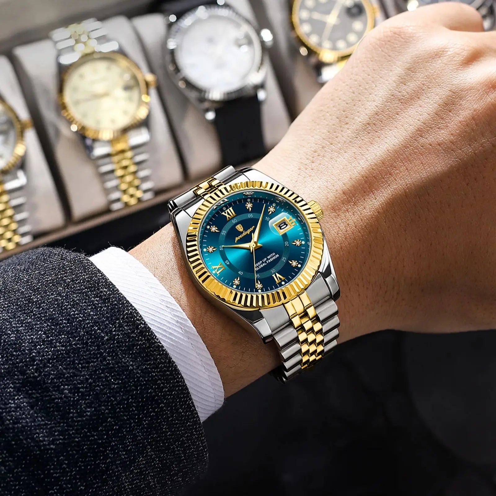 Relógio POEDAGAR dourado com mostrador azul e pulseira inoxidável.
