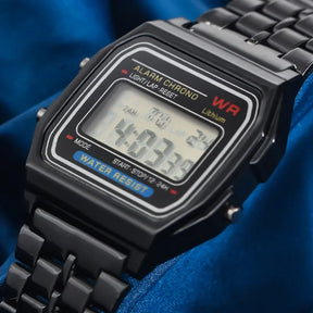 Relógio Clássico preto com pulseira de aço inoxidável e display LED.