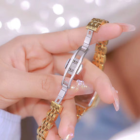 Relógio feminino dourado com mostrador romano e pulseira aço inox.