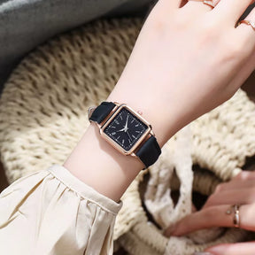 Relógio feminino quadrado preto com pulseira couro e bracelete coração dourado, design elegante e moderno.