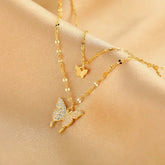 Colar borboleta dourado cravejado com corrente delicada