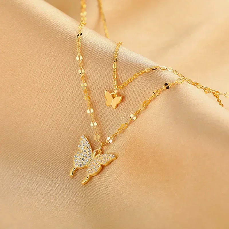 Colar borboleta dourado cravejado com corrente delicada