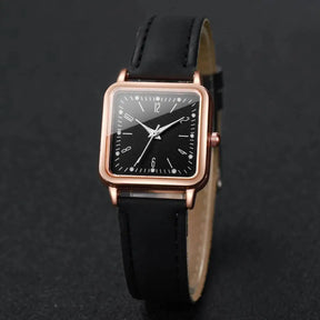 Relógio feminino quadrado preto com pulseira couro e bracelete coração dourado, design elegante e moderno.