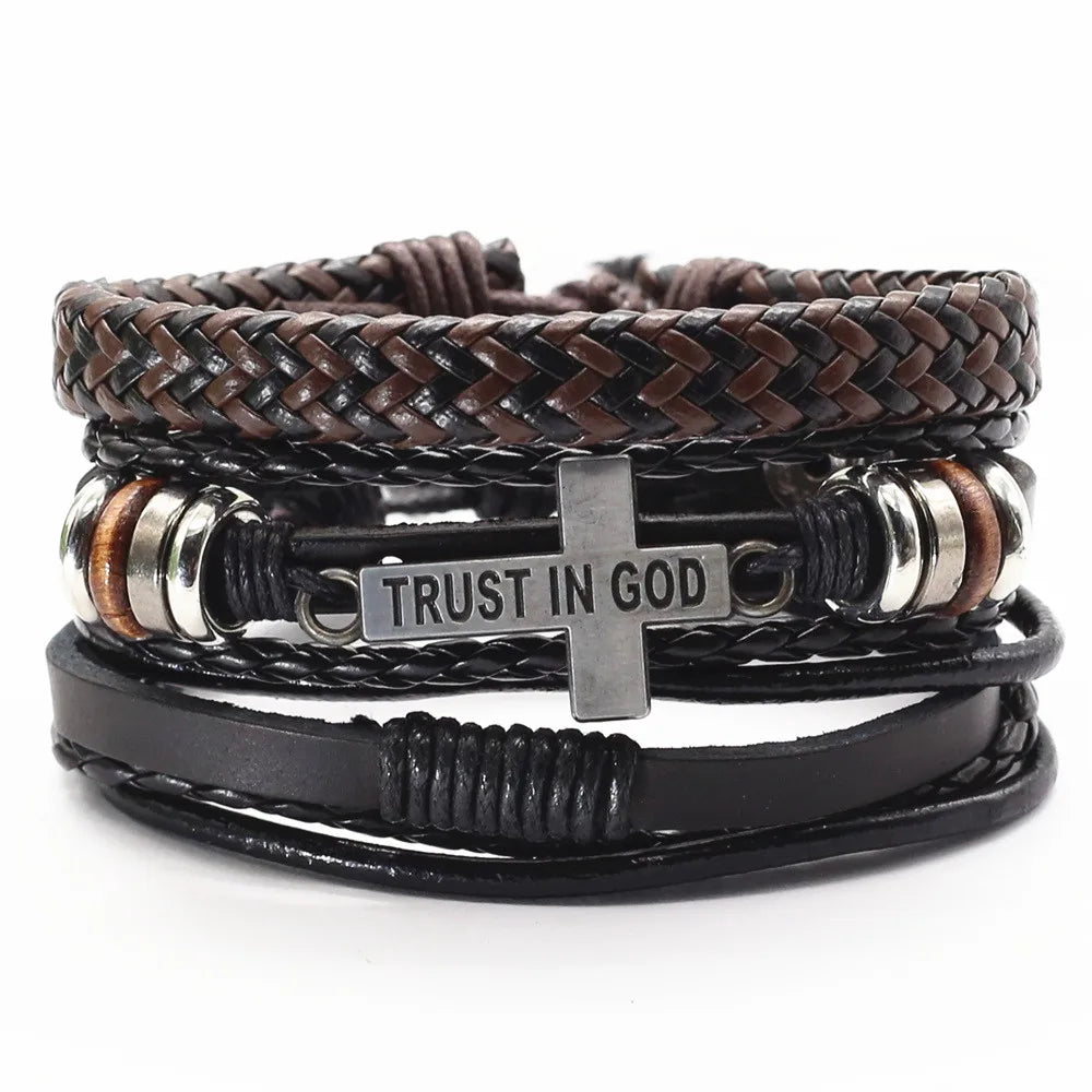 Pulseira com cruz “Trust in God” em couro trançado preto e marrom.

