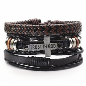 Pulseira com cruz “Trust in God” em couro trançado preto e marrom.

