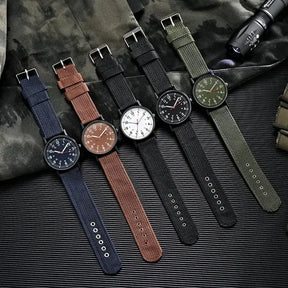 Relógio masculino marrom com mostrador bege e pulseira de nylon resistente