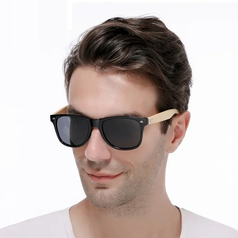 Óculos de sol quadrado com armação preta e hastes de bambu, lente polarizada UV400

