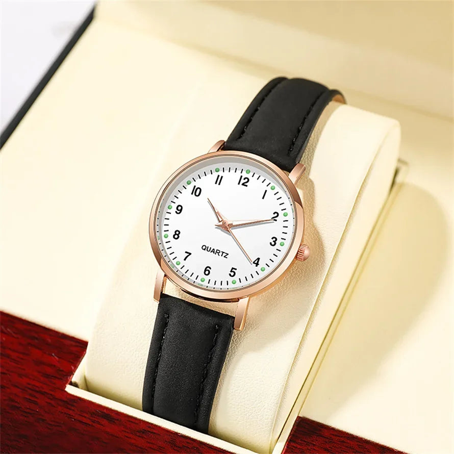Relógio feminino retrô preto com pulseira de couro sintético e mostrador luminoso.