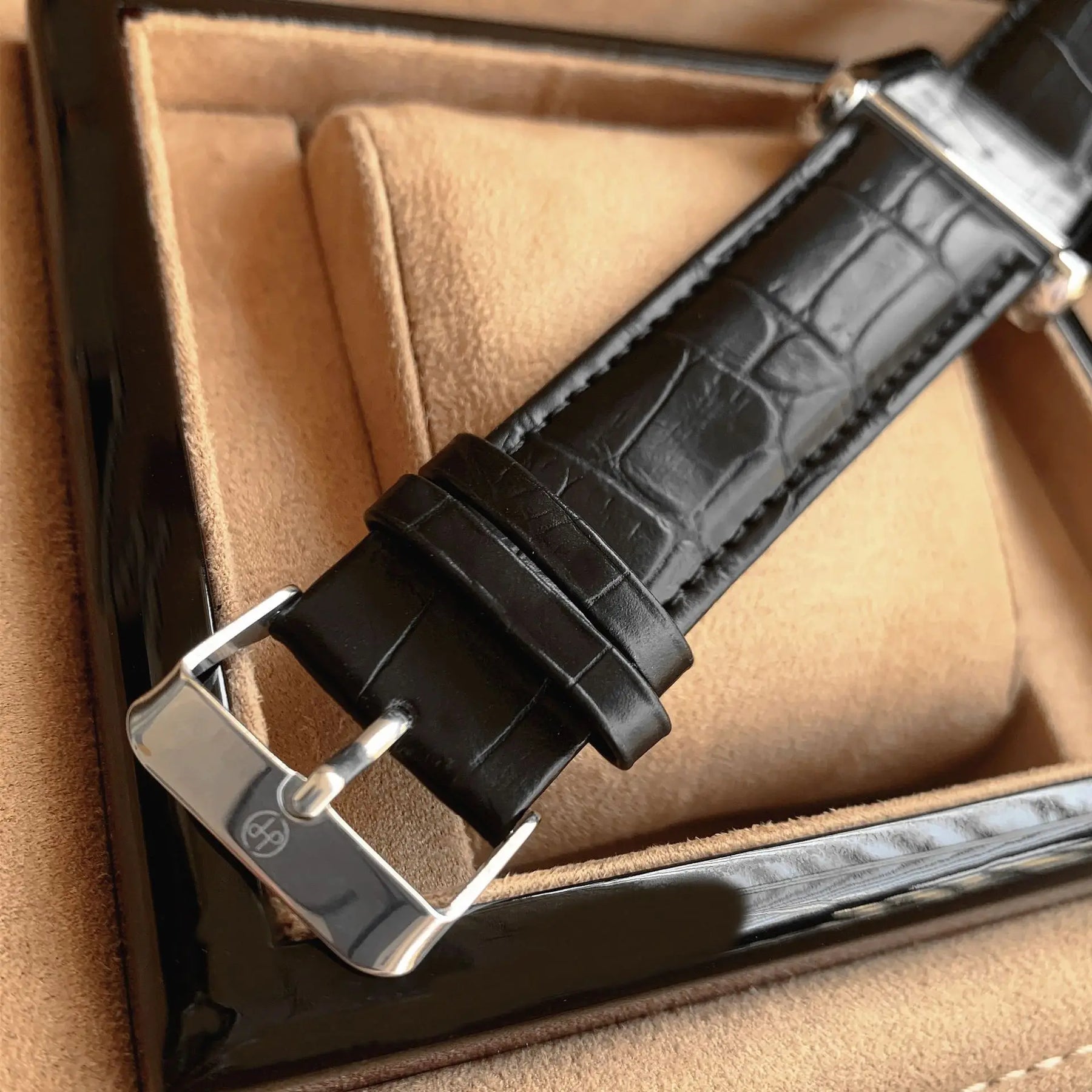 Relógio masculino quadrado com mostrador romano e pulseira de couro preto