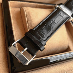 Relógio masculino quadrado com mostrador romano e pulseira de couro preto
