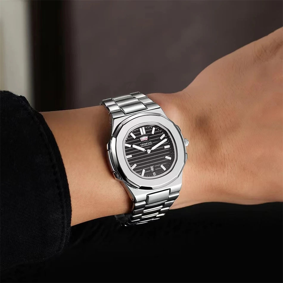 Relógio masculino aço inoxidável com mostrador preto e pulseira prateada.