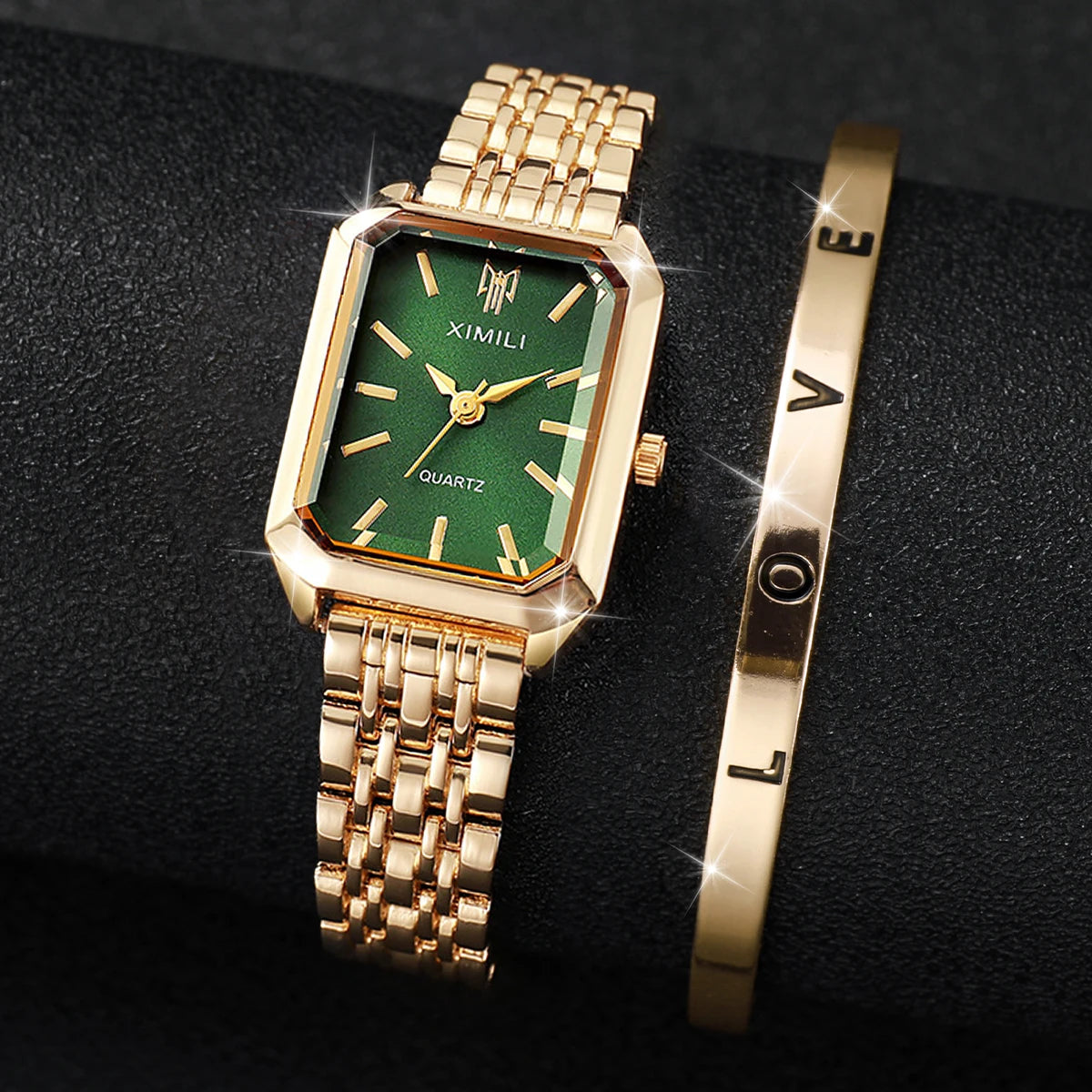 Relógio feminino verde dourado com pulseira elegante no pulso