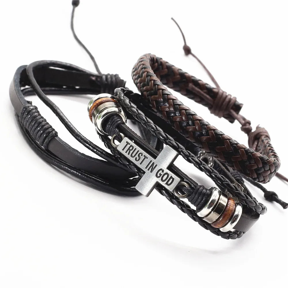 Pulseira com cruz “Trust in God” em couro trançado preto e marrom.

