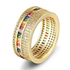 Anel dourado feminino com zircônias coloridas e detalhes cravejados, design delicado e elegante.