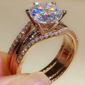Anel solitário ouro rose com pedra zircônia brilhante e aro duplo cravejado, design elegante e sofisticado.