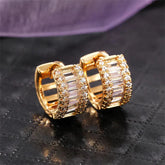 Brinco argola dourado com zircônias cravejadas, brilho intenso e acabamento sofisticado.