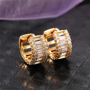 Brinco argola dourado com zircônias cravejadas, brilho intenso e acabamento sofisticado.