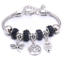 Pulseira berloque prata com pingentes de coruja, libélula e árvore da vida, disponível em várias cores brilhantes